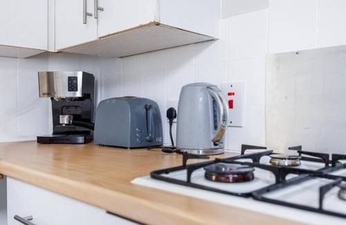 Southend-on-Sea Apartment | Charming & Cozy 2BR Excellent Location w/WiFi & Netflix by Everhome Ltd