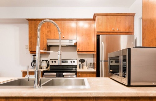 Hochelaga Apartment | Charming & Cozy Loft with Rooftop Access & AC
