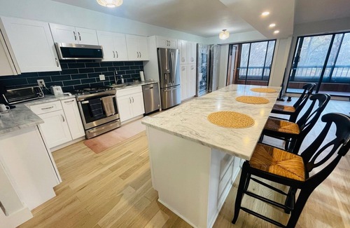 Columbia Condo | Charming Cozy Modern 2-Bedroom condo
