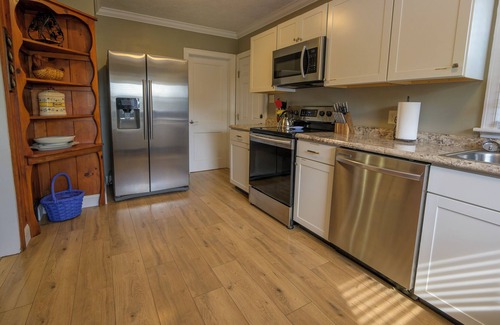 Bristol House | Charming & Cozy near King University ~ Queen Beds!