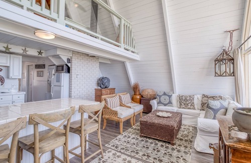 Roads End House | Charming, Cozy Ocean Front Home in Roads End. Great Views and Beach Access