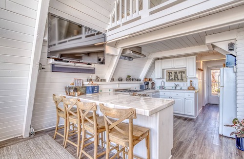 Roads End House | Charming, Cozy Ocean Front Home in Roads End. Great Views and Beach Access