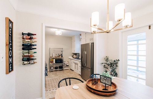 Como House | Charming, cozy urban cottage by Como & MN State Fair with Renovated rustic den