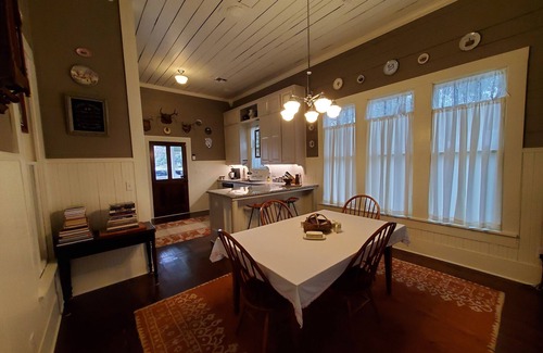 La Grange House | Charming & Cozy Victorian in Quiet Residential Setting