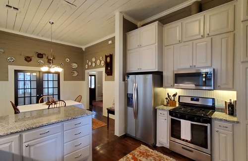 La Grange House | Charming & Cozy Victorian in Quiet Residential Setting