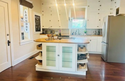 Prosser House | Charming craftsman 3-bedroom, home with AC and hot tub in downtown Prosser WA!