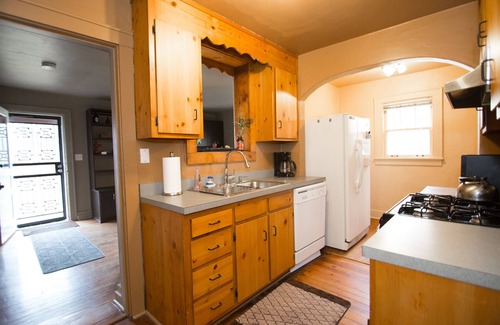 Shelby Hills House | Charming Craftsman Bungalow in E. Nash 2bed/2bath (170 5* reviews all sites)