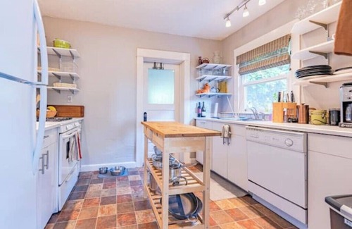 Leschi House | Charming Craftsman with Backyard - Dog Friendly!