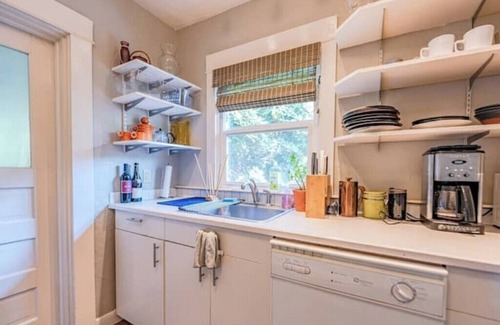Leschi House | Charming Craftsman with Backyard - Dog Friendly!