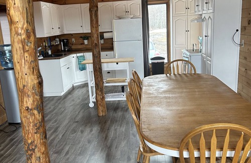 Manitoba Cabin | Charming creekside cottage on 2 acres w/hot tub and king bed