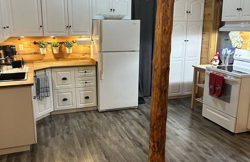 Manitoba Cabin | Charming creekside cottage on 2 acres w/hot tub and king bed