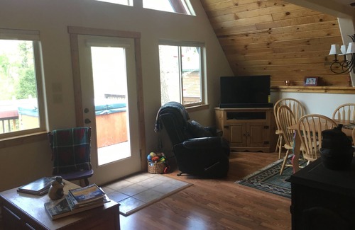 Columbine Lake Cabin | Charming Creekside Cabin-Romantic-Mtn/Waterfall Views-Hot Tub-1 mi to Purgatory