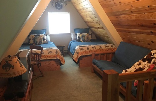 Columbine Lake Cabin | Charming Creekside Cabin-Romantic-Mtn/Waterfall Views-Hot Tub-1 mi to Purgatory