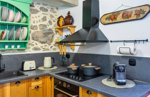 Katsidoni Apartment | Charming Cretan House | 2BR + 2BTHS & WiFi !