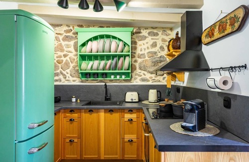 Katsidoni Apartment | Charming Cretan House | 2BR + 2BTHS & WiFi !