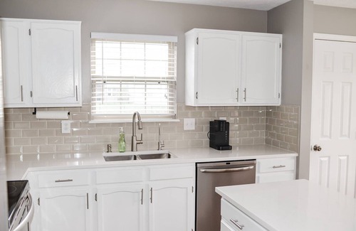 Fishers House | Charming Cul-de-Sac Home- SLEEPS 10-Game Room & B-ball court