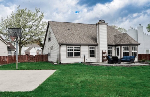 Fishers House | Charming Cul-de-Sac Home- SLEEPS 10-Game Room & B-ball court