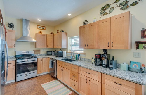 Darien House | Charming Darien Hideaway w/Porch, Near Downtown!
