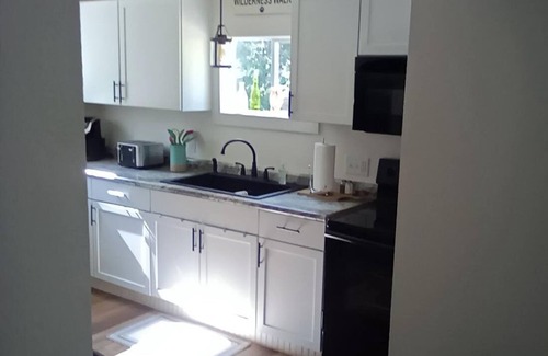 Hayward House | Charming “Deer Haven Cottage ” 2-bedroom house , extra amenities, in Hayward.