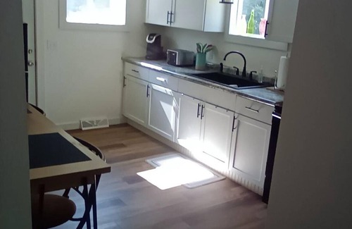 Hayward House | Charming “Deer Haven Cottage ” 2-bedroom house , extra amenities, in Hayward.