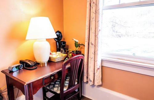 Shawnee On Delaware House | Charming Delaware Getaway w/ Outdoor Access | Golf & Nature Lovers Retreat