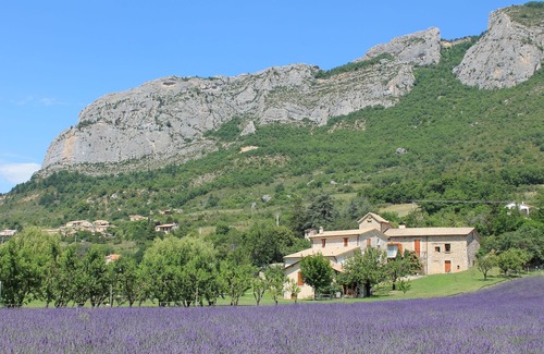 Orpierre House | Charming detached house with garden and lavender (Moulin, lower house