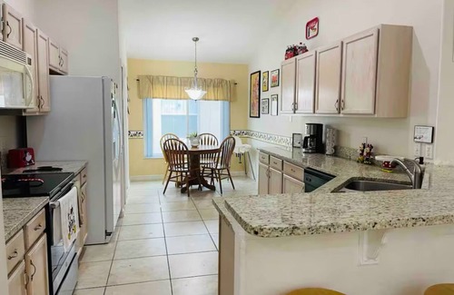 Cumbrian Lakes House | Charming Disney 4-bedroom home w/private pool, WiFi, AC in quiet neighborhood