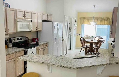 Cumbrian Lakes House | Charming Disney 4-bedroom home w/private pool, WiFi, AC in quiet neighborhood