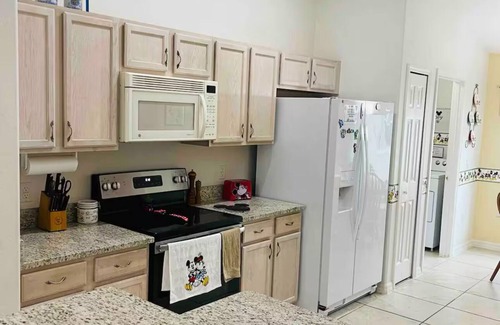 Cumbrian Lakes House | Charming Disney 4-bedroom home w/private pool, WiFi, AC in quiet neighborhood