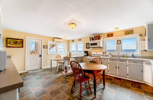 Dundee House | Charming dog-friendly farmhouse adjacent to winery with Seneca Lake views