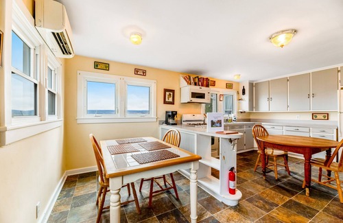Dundee House | Charming dog-friendly farmhouse adjacent to winery with Seneca Lake views