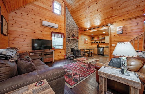 McHenry Cabin | Charming Dog Friendly Retreat w/Fire Pit & Hot Tub