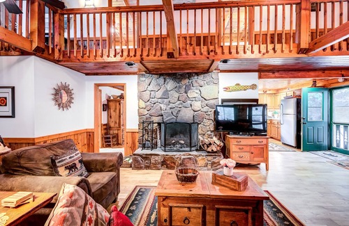 Suches Cabin | Charming dog-friendly riverfront cabin with hot tub, lovely deck, fireplace, W/D