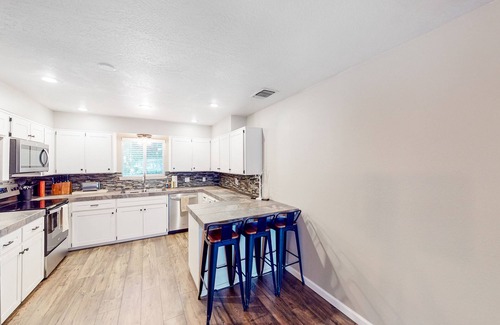 Groveland House | Charming, dog-friendly retreat with a fireplace, modern kitchen, & washer/dryer