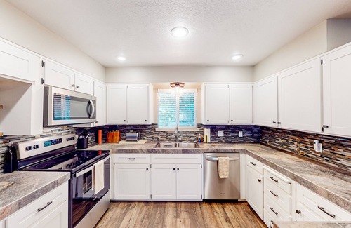 Groveland House | Charming, dog-friendly retreat with a fireplace, modern kitchen, & washer/dryer