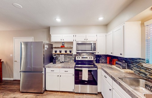Groveland House | Charming, dog-friendly retreat with a fireplace, modern kitchen, & washer/dryer