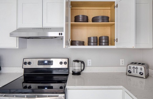 Lower Mills Apartment | Charming Dorchester/Milton 1BR next to Milton T stop, by Blueground