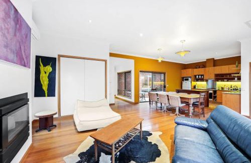 Brunswick House | Charming Double Brick Brunswick Bungalow for 4