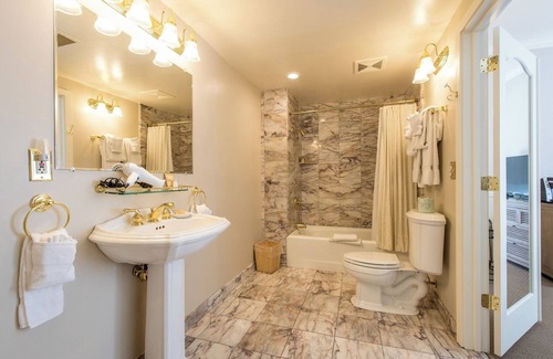 Santa Rosa Hotel | Charming Double Queen Room Near Bodega Bay + Scenic Spots for Nature Lovers