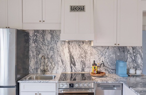 North Downtown Apartment | Charming Downtown 2 BR Apartment Steps from Downtown Mall