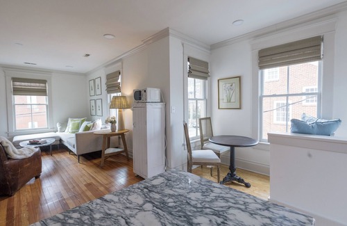 North Downtown Apartment | Charming Downtown 2 BR Apartment Steps from Downtown Mall