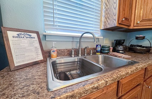 Eureka Springs Historic District Condo | Charming Downtown Eureka Springs Flat w/Parking, Full Kitchen, & Private Patio
