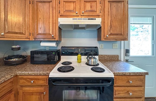 Eureka Springs Historic District Condo | Charming Downtown Eureka Springs Flat w/Parking, Full Kitchen, & Private Patio