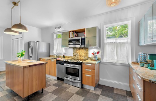 Alta Vista House | Charming Downtown 3-bedroom bungalow -Riverwalk - The Alamo-and more