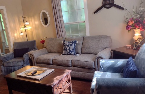 Harrison Cottage | Charming Downtown Cottage near Hospital