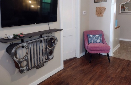 Harrison Cottage | Charming Downtown Cottage near Hospital