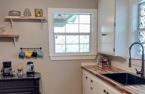 Harrison Cottage | Charming Downtown Cottage near Hospital