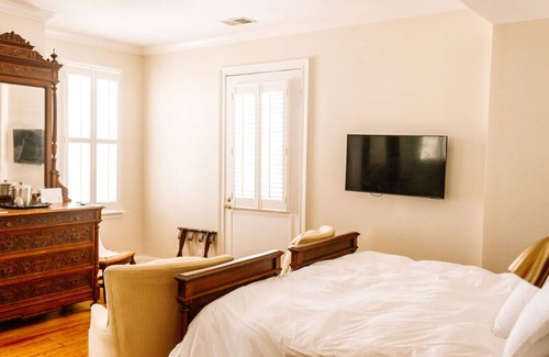 Edenton Bed & Breakfast | Charming downtown Edenton location with homemade breakfast daily