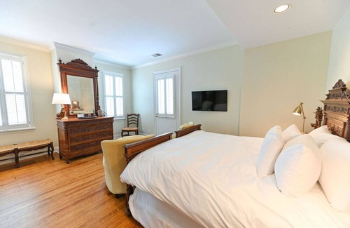 Edenton Bed & Breakfast | Charming downtown Edenton location with homemade breakfast daily