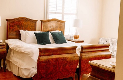 Edenton Bed & Breakfast | Charming downtown Edenton location with homemade breakfast daily